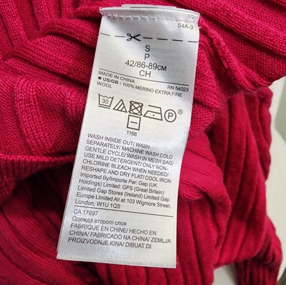Banana Republic 100% Merino Wool Dark Pink Sweater - Picture 9 of 10